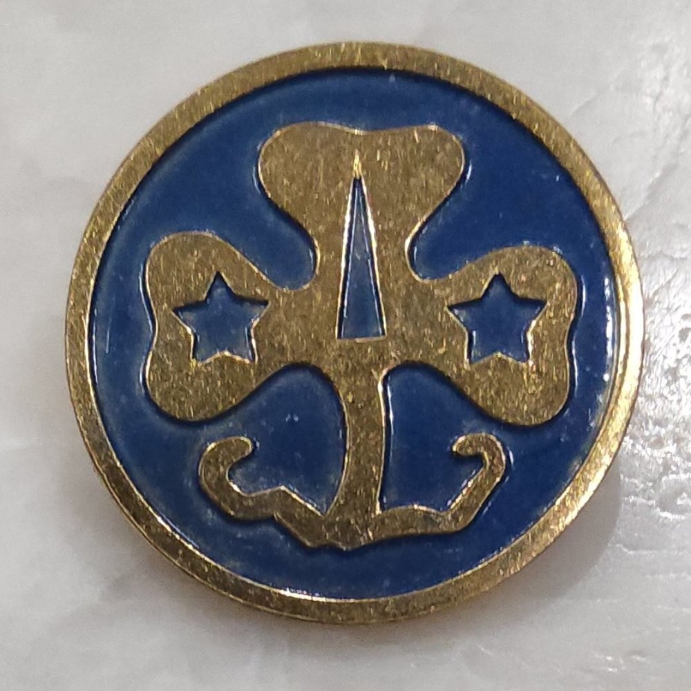 Girl Scouts Blue Circular World Badge Pin - Picture 2 of 3